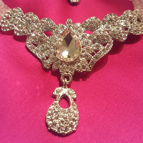 Silver stone and white beaded necklace and earings - Picture 2 of 3